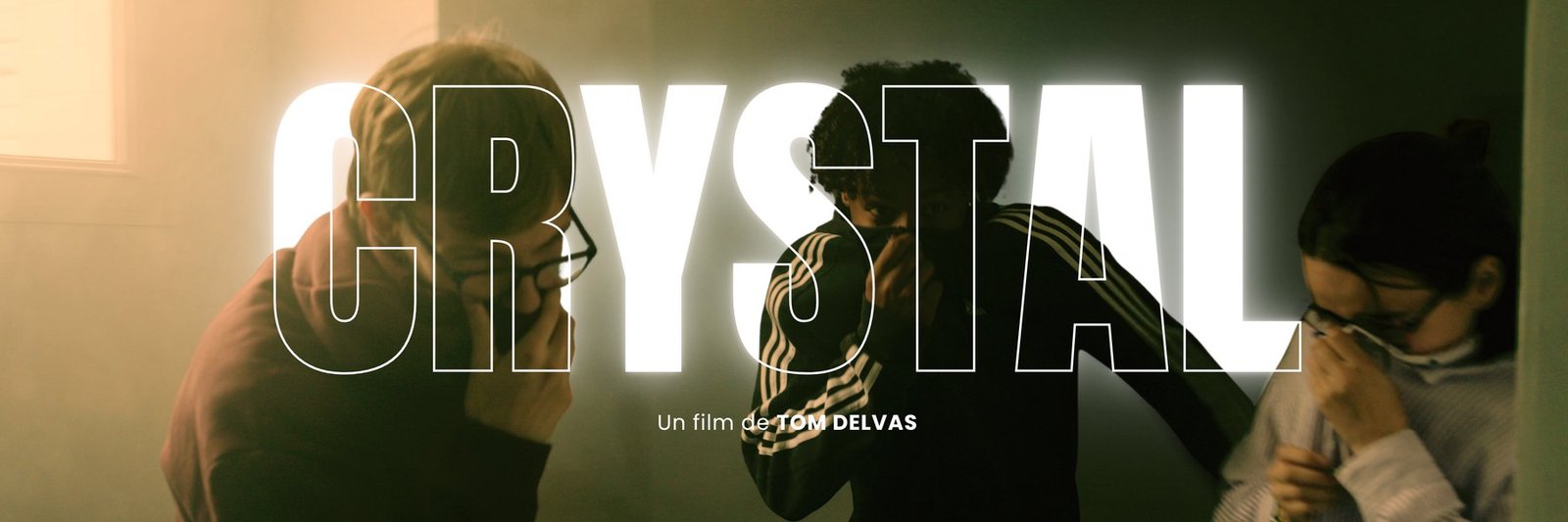 Crystal, un film de Tom Delvas : trois personnages se protègent de la fumée