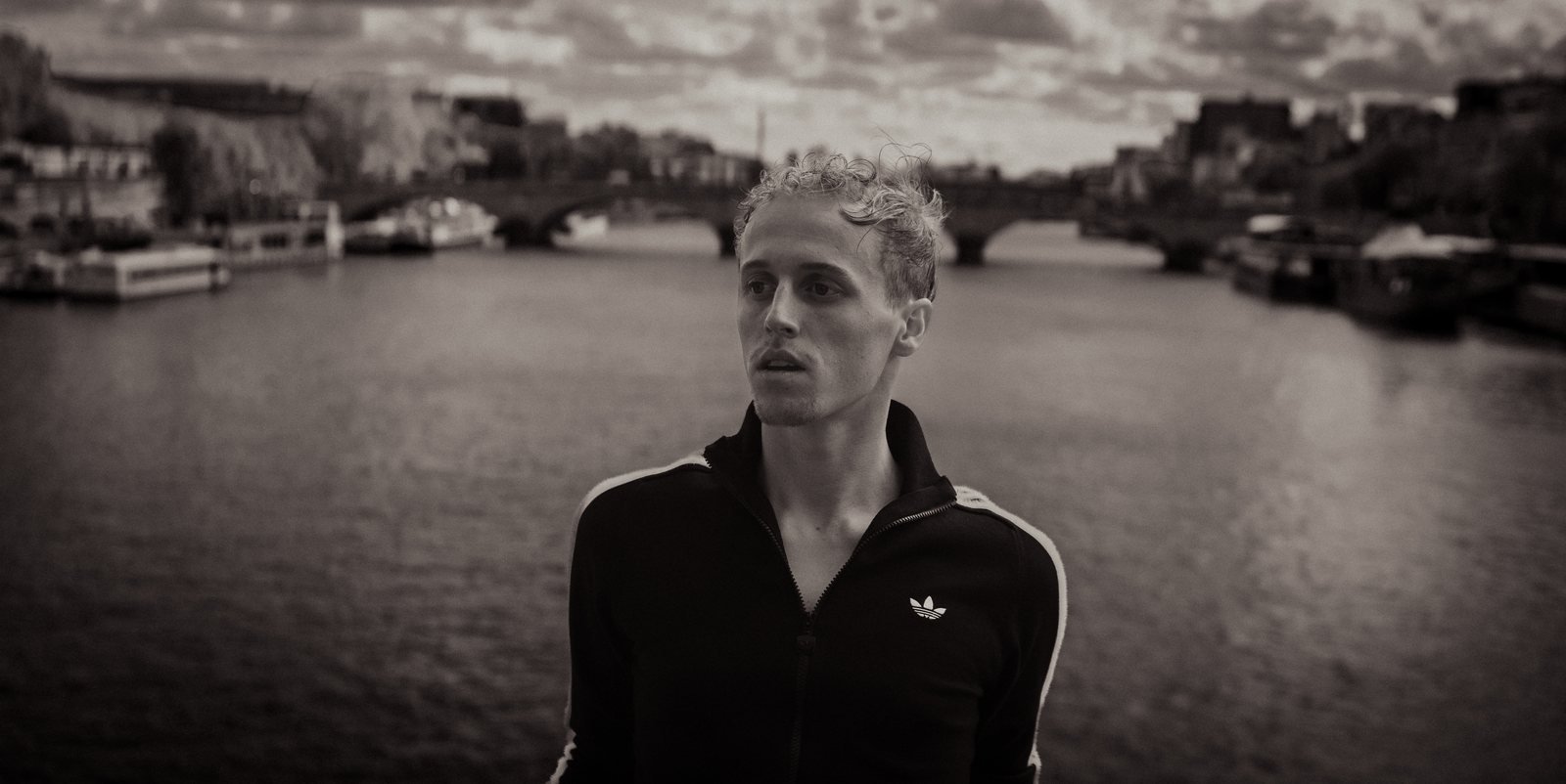Portrait en noir et blanc de Léo Martin au bord de la Seine