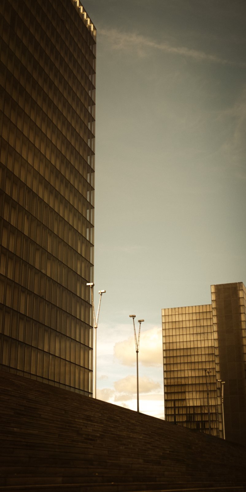 Une tour de la BnF et ses lampadaires sous le ciel